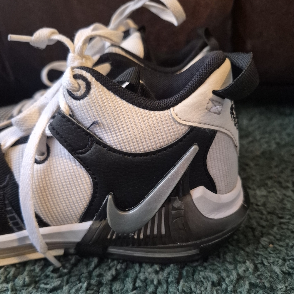Nike LeBron Witness 7 Kids Basketball Sneakers Black White Size 4Y - Picture 2 of 16